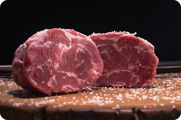 Ganadero alimentando ternero